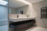 Piastrelle grandi in bagno? Attenzione alla differenza fra realt&agrave; e allestimenti in showroom