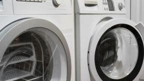 Balcone come lavanderia in inverno: perch&eacute; spesso peggiora umidit&agrave; e odori