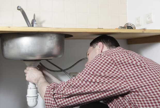 uomo lavora lavandino