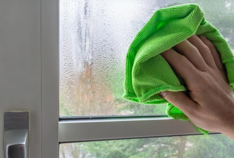 Asciugare i vetri con condensa - foto SB infissi