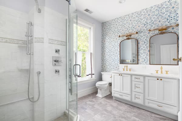 Piastrelle effetto carta da parati in un bagno