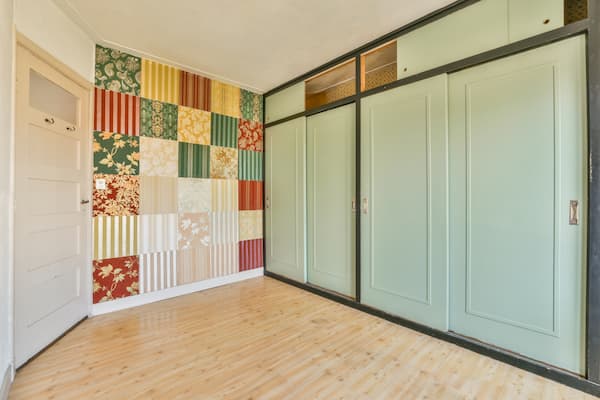 Stanza con piastrelle effetto carta da parati