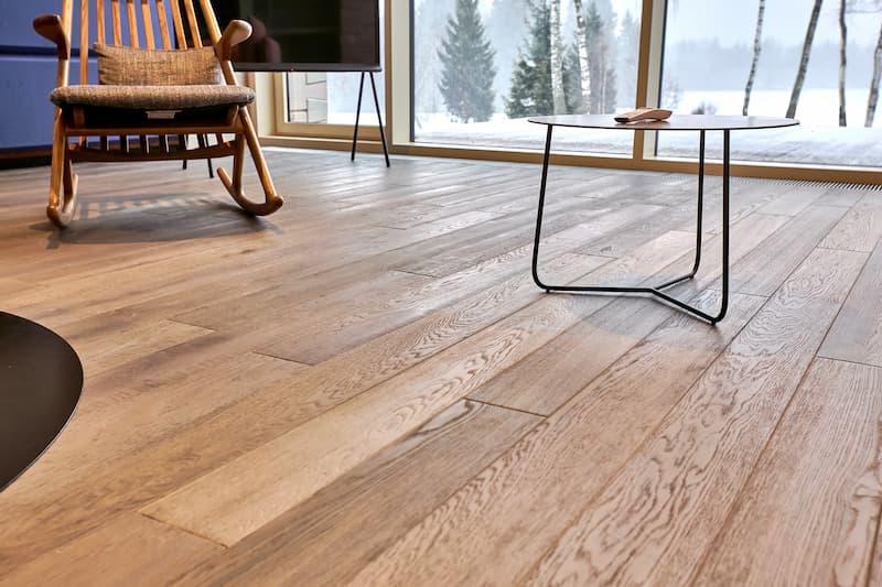 Il parquet in legno massello, per esempio, è elegante ma vulnerabile ai segni