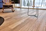 Il parquet in legno massello, per esempio, è elegante ma vulnerabile ai segni