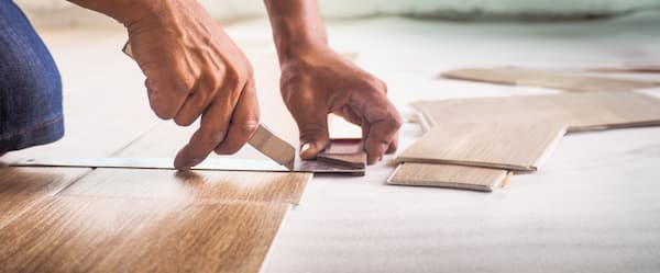 Uomo che posa un pavimento in PVC