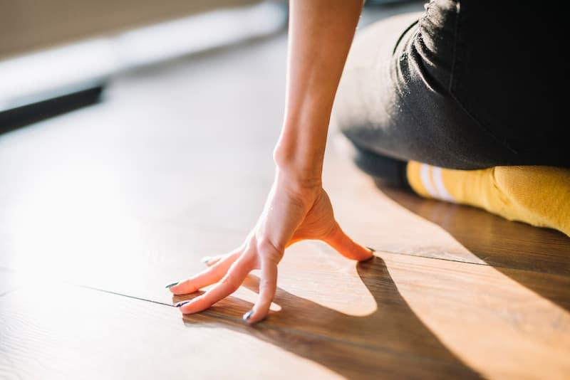 Al tatto e al calpestio, la sensazione &egrave; molto diversa rispetto a quella dei materiali naturali