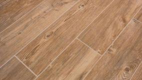 Scegliere il gres porcellanato effetto legno: criteri pratici e limiti reali