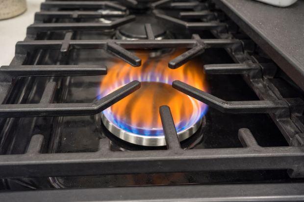 Fiamma gialla dal fornello 