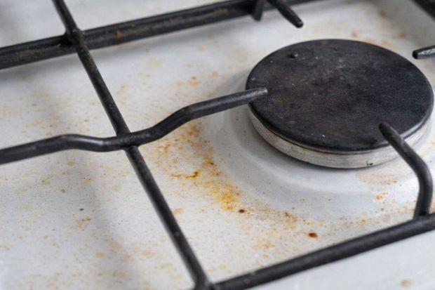Piano cottura poco pulito potrebbe modificare il colore della fiamma
