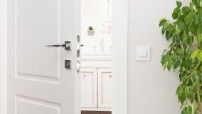 Porte interne che sbattono da sole: perch&eacute; succede anche in case nuove