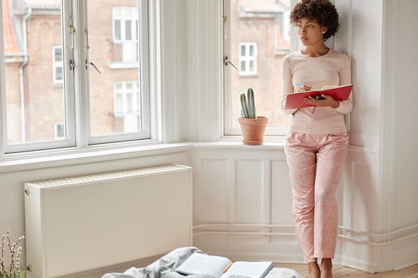 Donna davanti a un calorifero
