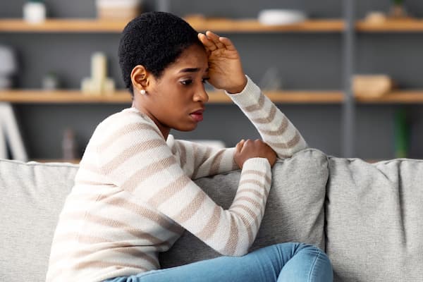 Donna con mal di testa per rumori