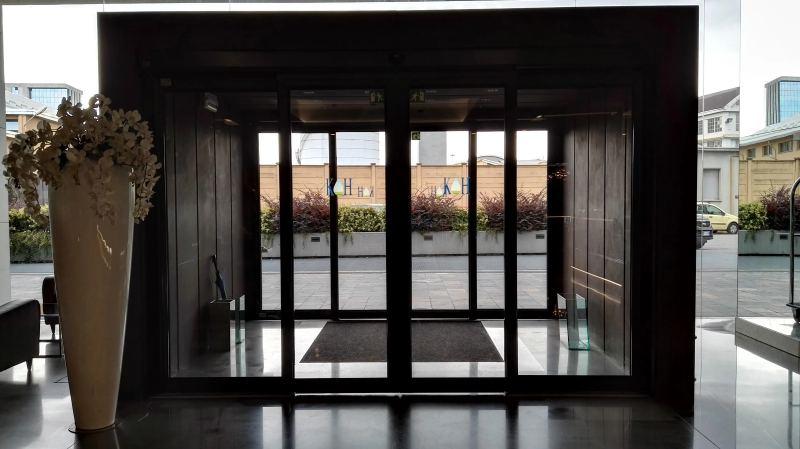 Elegante ingresso con porta scorrevole automatica