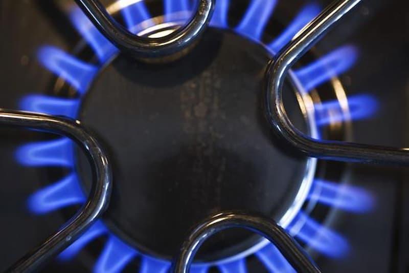 Odore di gas accendendo il fornello della cucina - foto getty images