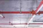 Garage con tubazioni a soffitto - foto freepik