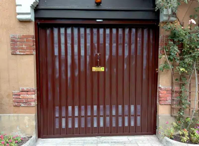 Porta garage basculante salvaspecchietti - foto officine locati