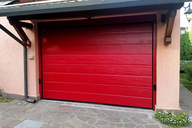 Porta garage con apertura sezionale - foto officine locati