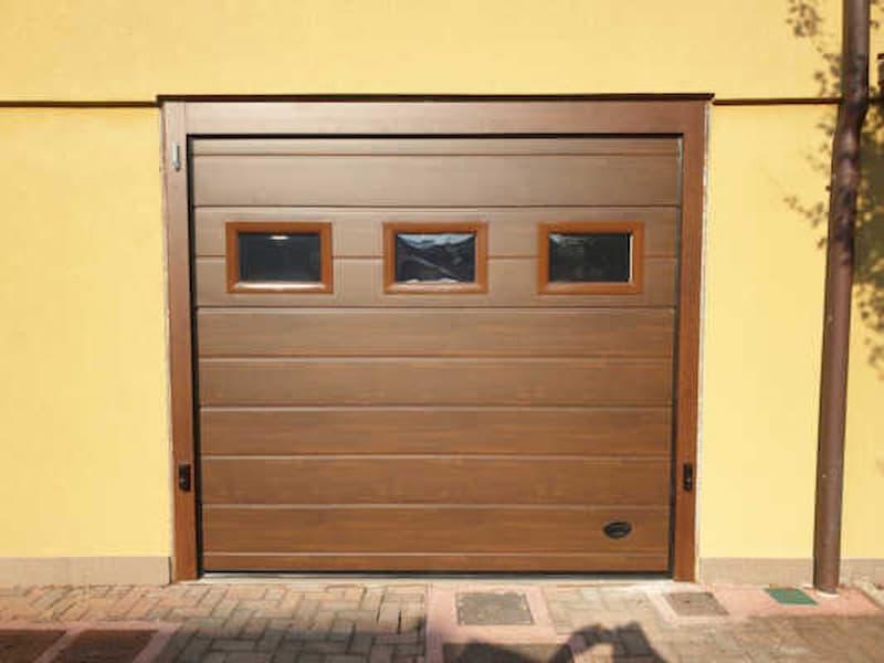 Porta garage sezionale effetto legno - foto officine locati