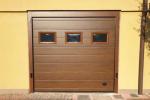 Porta garage sezionale effetto legno - foto officine locati