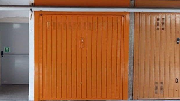 Sostituire la porta del garage in condominio: limiti pratici, estetica e possibili contestazioni