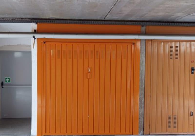 Porta garage condominiale coerenza con il contesto - foto officine locati