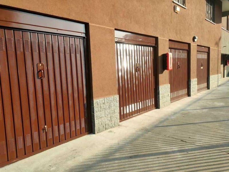 Porte garage in contesto condominiale - foto officine locati