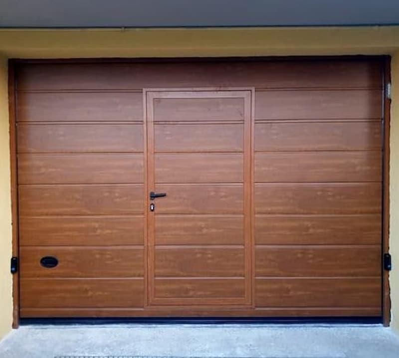 Porta garage sezionale con ingresso pedonale centrale - foto officine locati