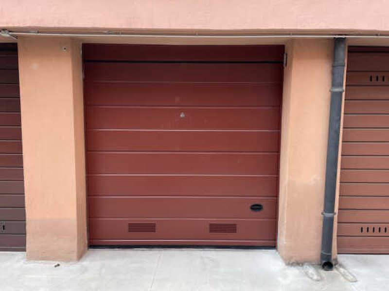 Sostituire la porta garage in condominio - foto officine locati