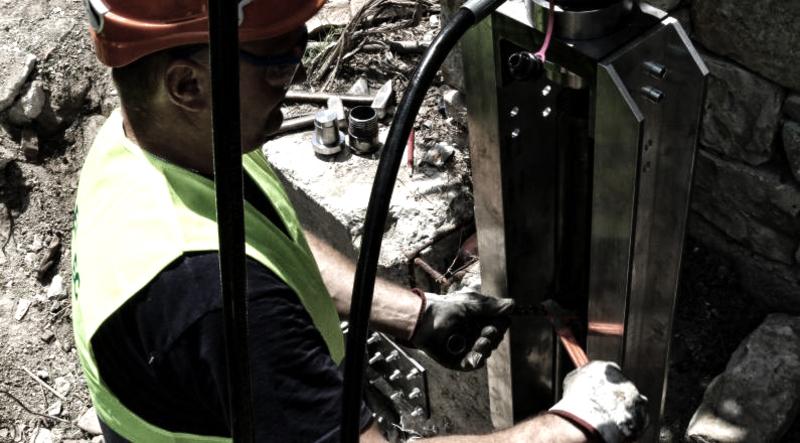 Operaio che installa micropali