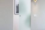 Porta filomuro scorrevole con anta trasparente - foto eclisse srl