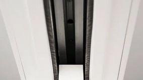 Binari estraibili per porte scorrevoli: perch&eacute; sono utili in caso di manutenzione