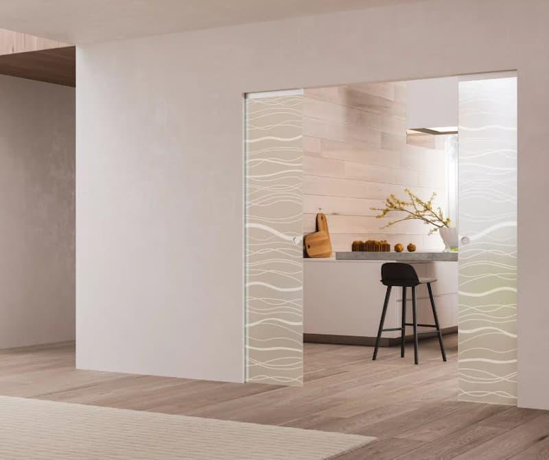 Porta scorrevole in vetro con decori - foto eclisse srl