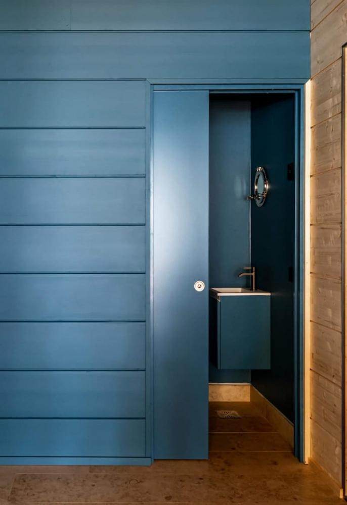 Porta scorrevole per guadagnare spazio in bagno - foto eclisse srl