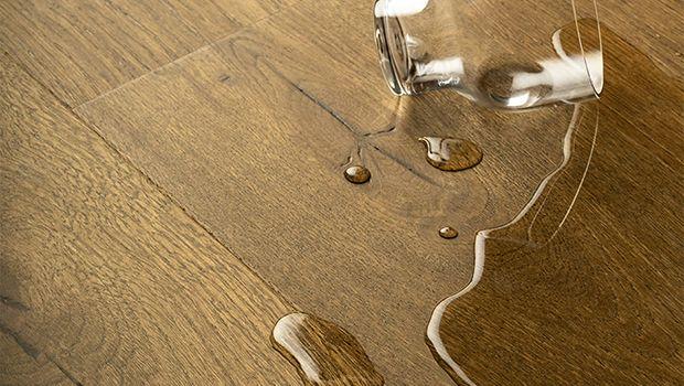 Pavimenti in PVC autoposanti: comportamento reale negli ambienti di casa