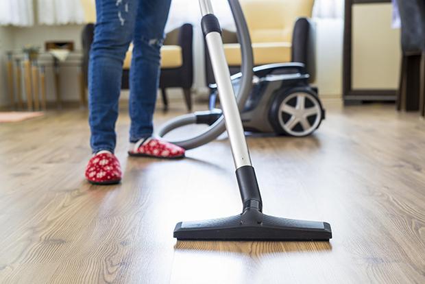 Usare l'aspirapolvere migliora la pulizia di un pavimento in pvc