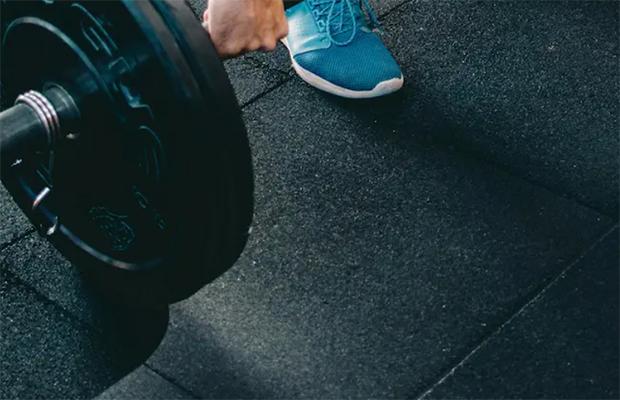 Texture rugosa del pavimento in gomma fitness di Tappeto Tecnico