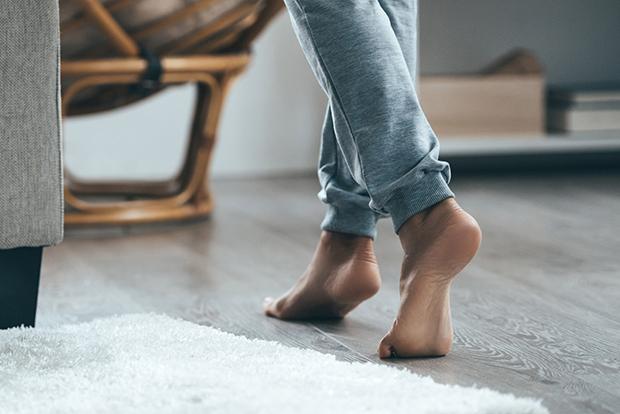 I pavimenti resilienti consentono di camminare scalzi. Foto Getty Images