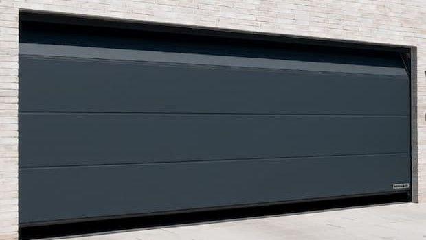 Il portone sezionale in garage: differenze pratiche rispetto ai sistemi pi&ugrave; comuni