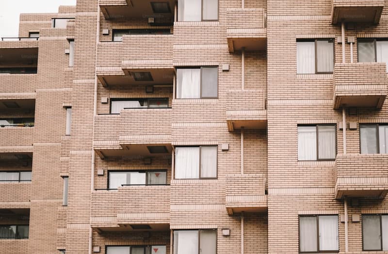 I rumori della porta d'ingresso in condominio