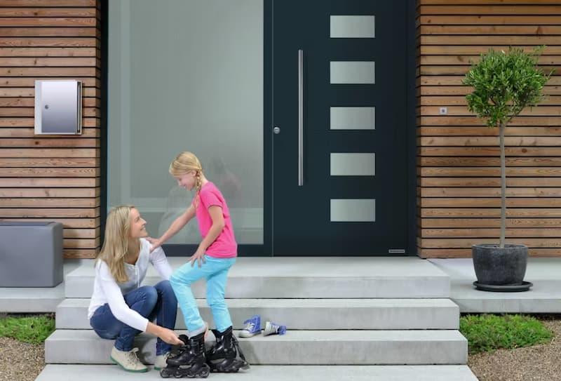 Porta ingresso impreziosita da inserti in vetro - foto hormann
