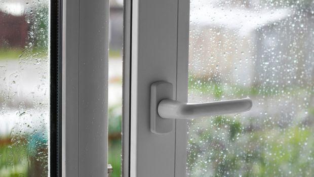 Condensa sui vetri con infissi nuovi: perch&eacute; succede e quando preoccuparsi