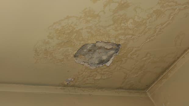 Macchie gialle sul soffitto: condensa o infiltrazione? Come capirlo dai segnali