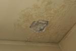 Macchie gialle sul soffitto: quando si tratta di condensa e quando di perdite