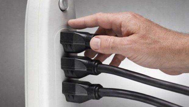 Presa elettrica calda al tatto: cosa significa e quando chiamare subito l&rsquo;elettricista