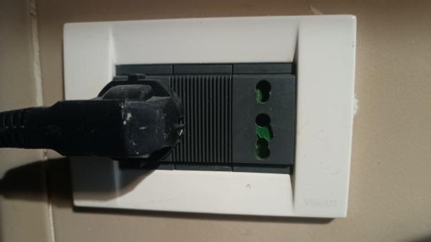 Presa elettrica danneggiata