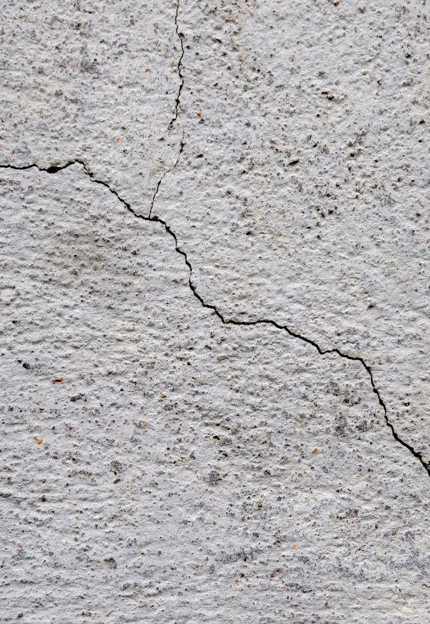 Crepe sottili nel muro