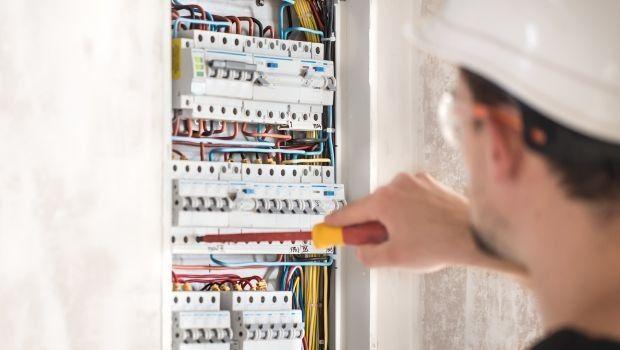 Distacchi elettrici continui per problemi di rete: cosa fare e come sollecitare il distributore