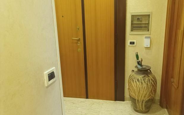 Sempre meglio mettere un oggetto pesante davanti al quadro 