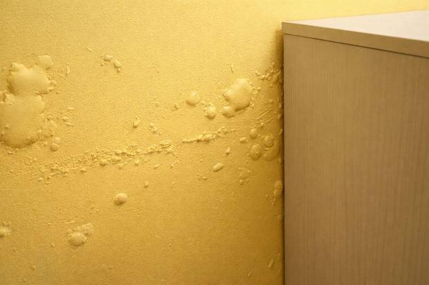 Bolle su pittura dietro un mobile 