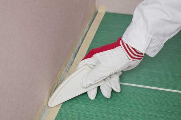 Rifinitura del silicone in bagno 